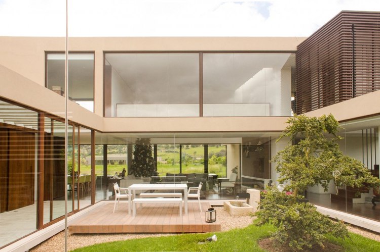 Inomhus trädgård bakom glaspartition -luxus-hus-zen-trädgård-modern-design