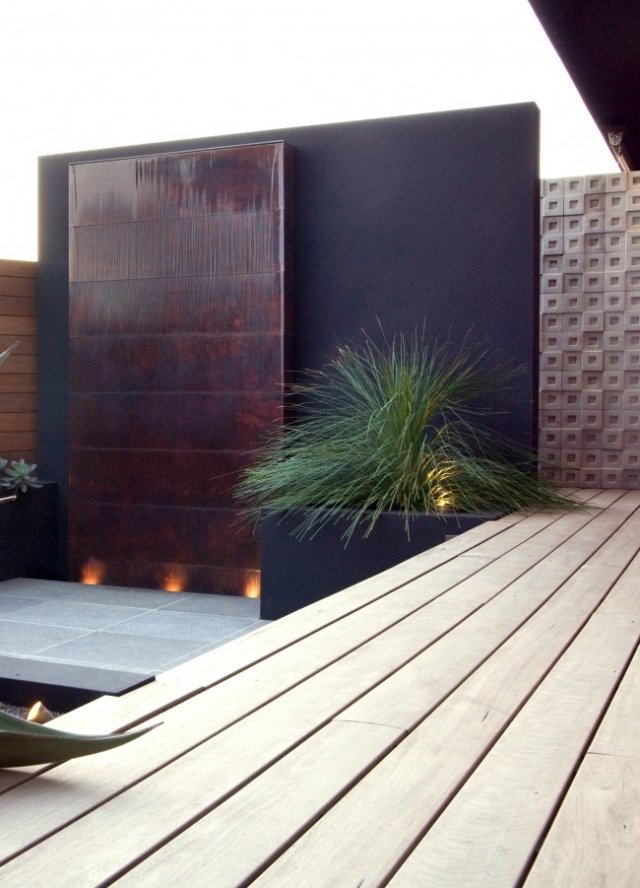 vertikal trädgård vatten vägg uteplats idéer för modern design med krukväxter