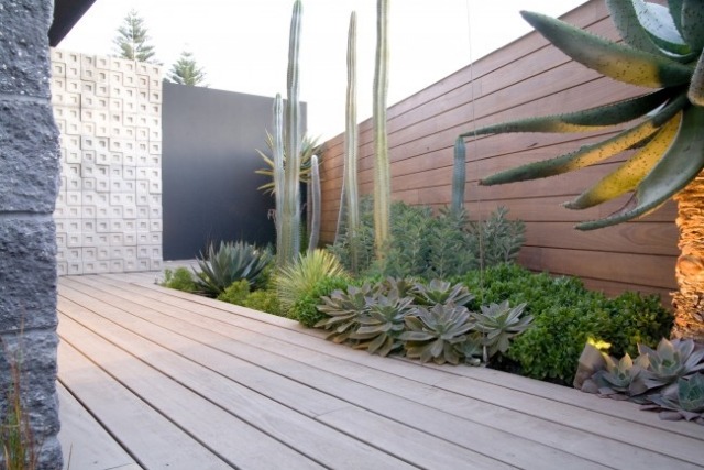 Växter art-golv träplankor-meditativ trädgård innergård design