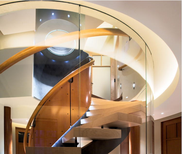 interiör-trappor-modern-design-välvd-trappor-trä-glas gela% cc% 88nder-belysning