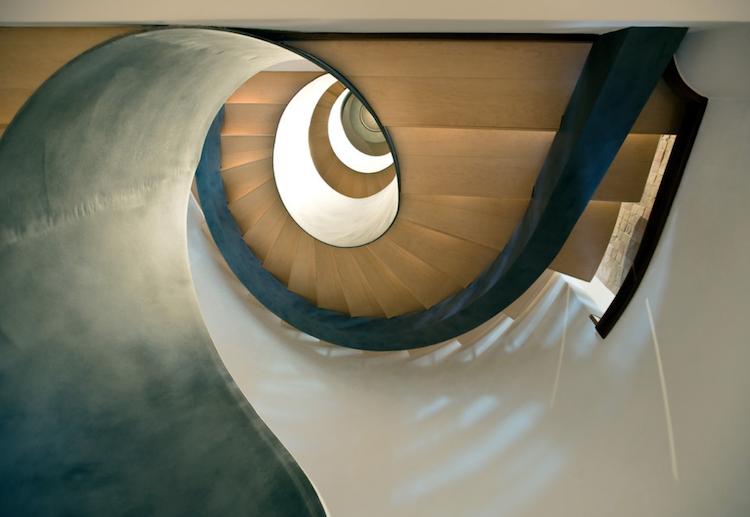 interiör-trappa-modern-design-välvd-trappa-spiraltrappa-design