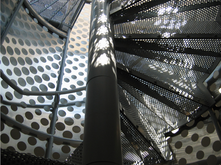 interiör-trappa-modern-design-välvd-trappa-stål-perforerad plåt