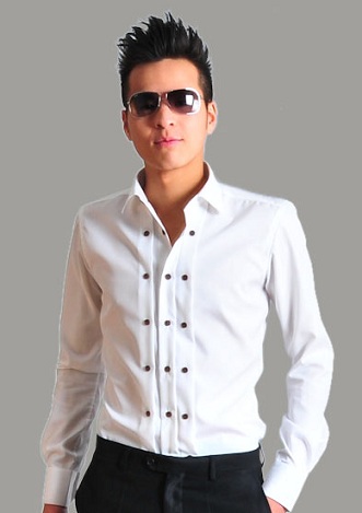 Κομψό μοντέρνο ανδρικό σμόκιν λευκό πουκάμισο