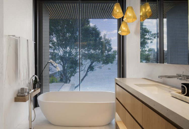 Badrum badkar glasvägg polykarbonat fasad element sekretess skärm