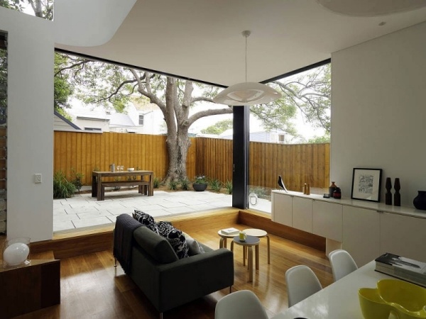 Arkitekthus bekvämt enkla möbler soffa träbeklädnad