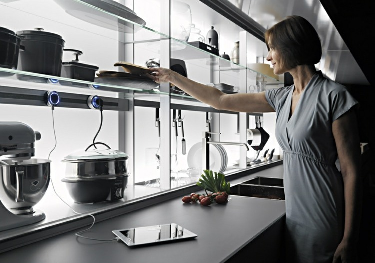 design-kök-skåp-köks-vitvaror-uttag-remsa-hylla-glas-stål