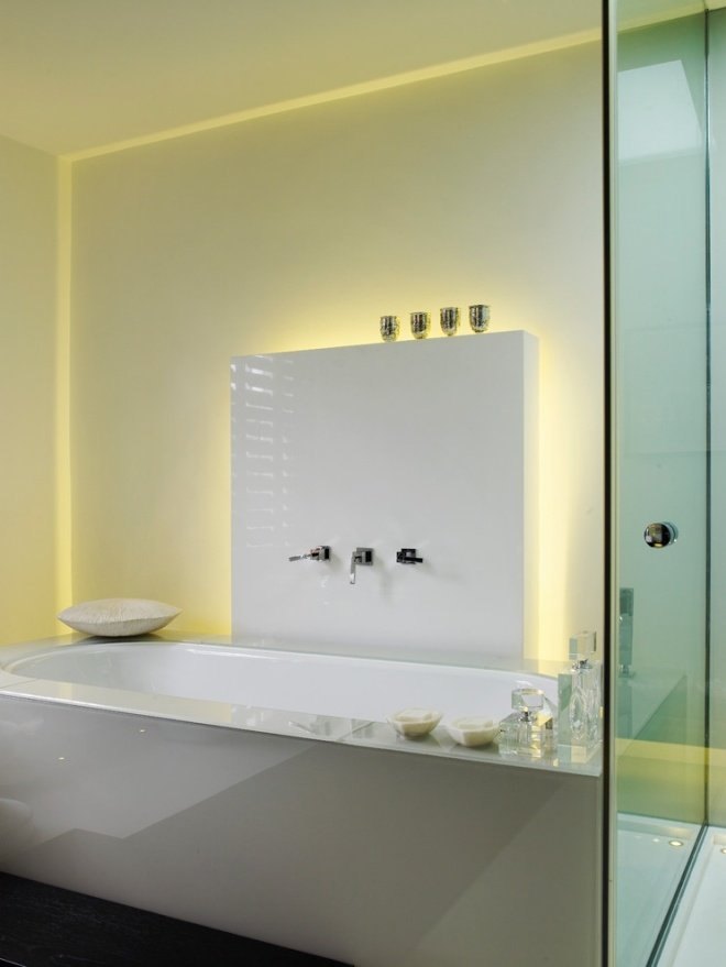 ljusrörsystem-badrum-utan-fönster-vägg-belysning-idéer