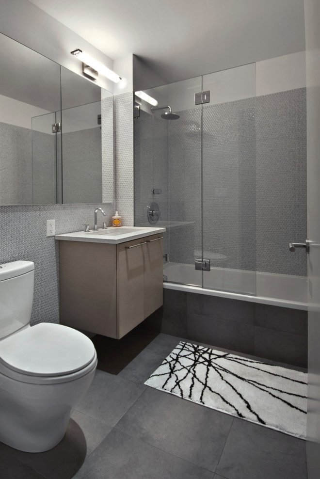 modern-badrum-design-i-grå-utan-fönster-spegel-ytor-stora