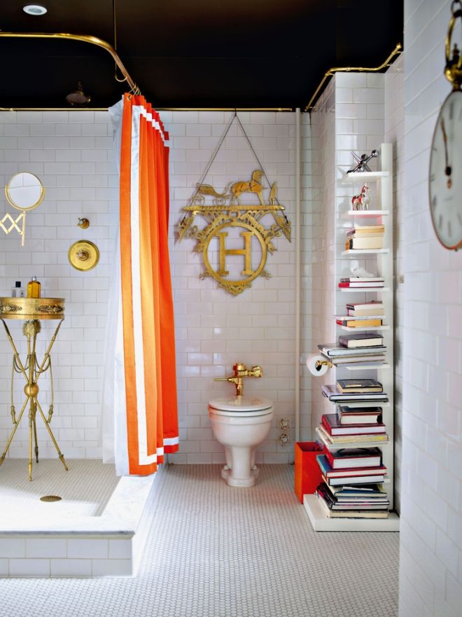 eklektisk-badrum-dekoration-idéer-hylla-dusch-gardin-orange