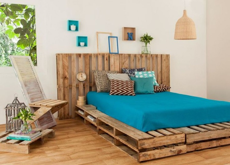 pall-möbler-bygg-själv-säng-sänggavel-madrass