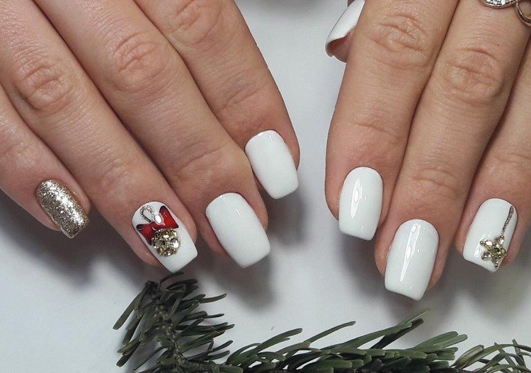 vita gel naglar gyllene glitter på lillfingret Julgransdekorationer på ringfingret