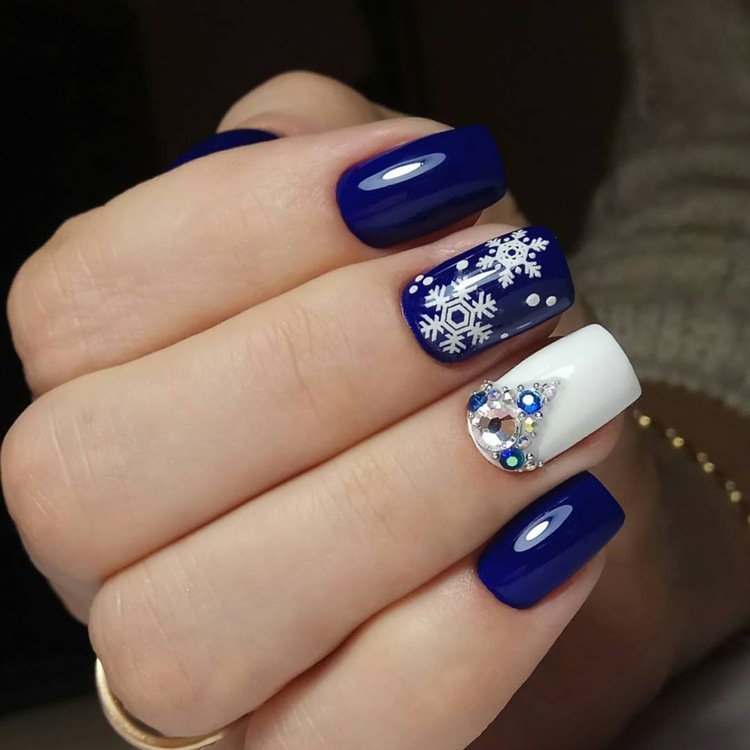 korta rektangulära gel naglar mörkblå och vita snöflingor långfinger strass på ringfingret