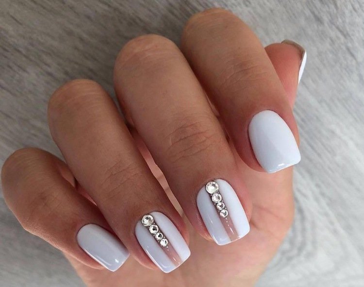 korta gel naglar i vita rektangulära nagelformade stenar