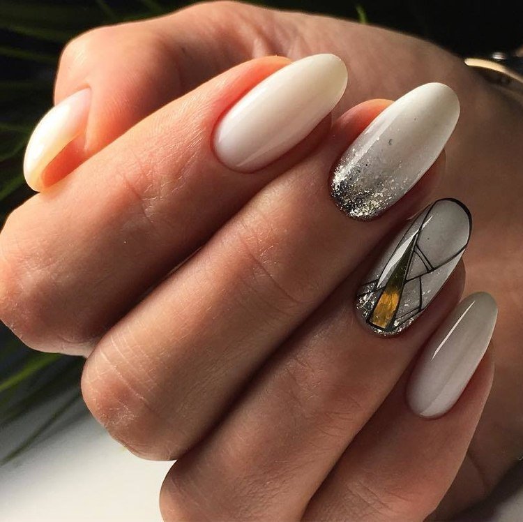 Gel naglar vit och silver mandelformad silverglitter