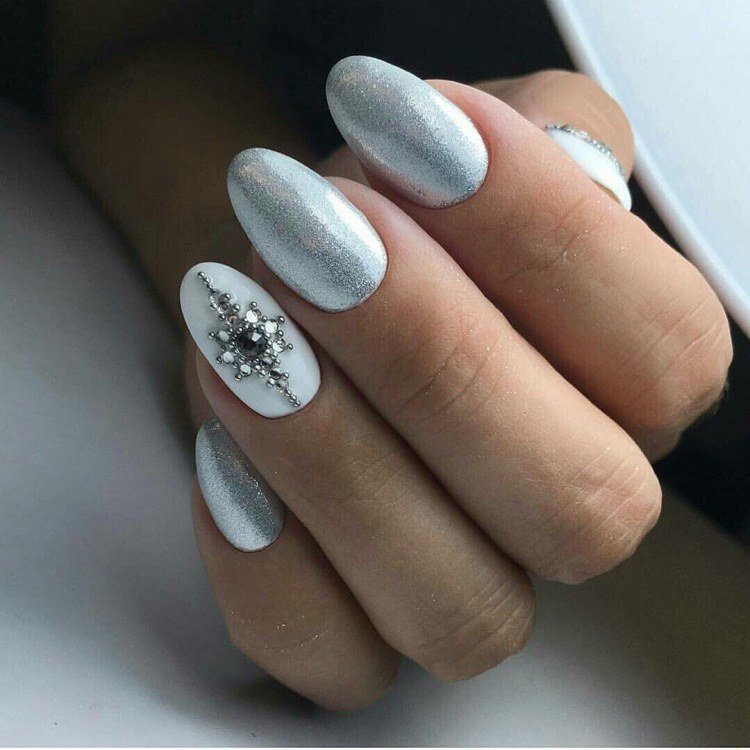 ovala gel naglar silver och vita med stenar på ringfingret