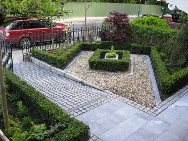 Modern-fram-trädgård-gräs-hörn-yta
