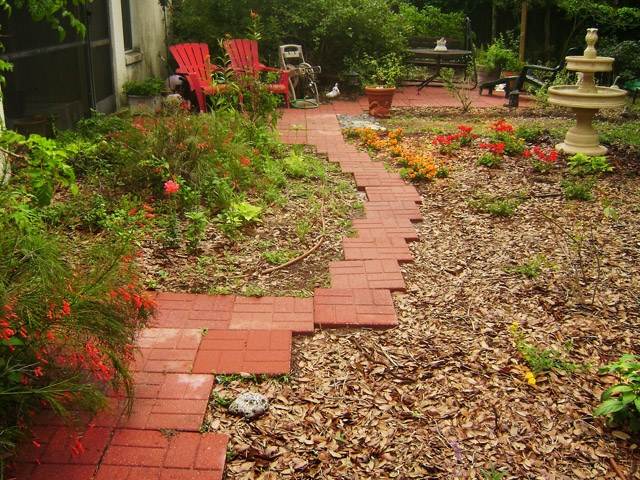 jordtäckande-trädgård-röda-mulch-stenar