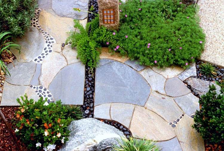 Golv i trädgårdsbeläggningen-natursten-plattor-gap-mosaik-svart-dekorativa stenar