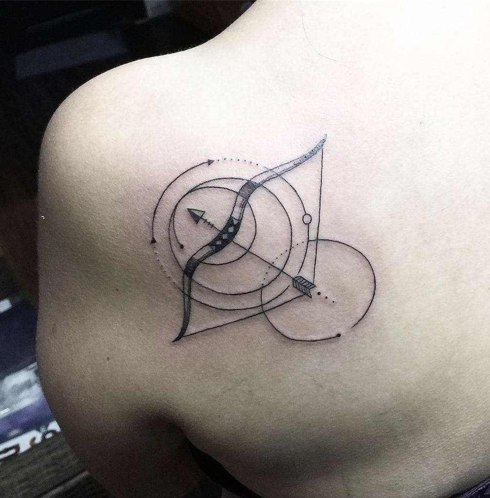 Zodiac tattoo skytten idéer tillbaka tatuering smärta tatuering design axel kvinnor