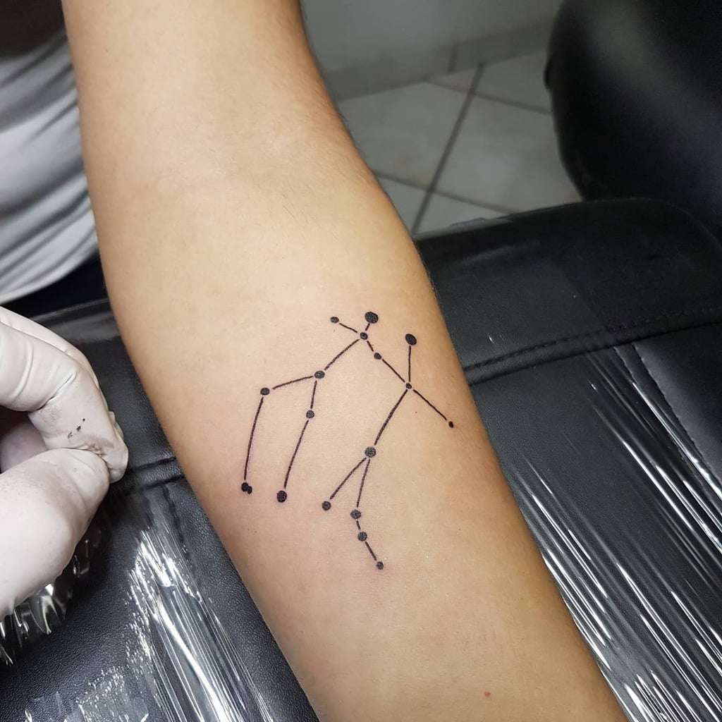 Stjärntecken tatuering Tvillingar arm tatuering underarm prickar små tatueringar trender