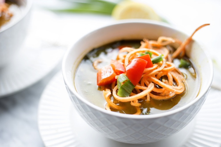 omedelbar hälsosam soppa med sötpotatisspiraler och paprika