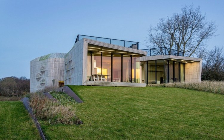 Intelligent levande -moderna-energieffektiva-hus-hängande glasvägg