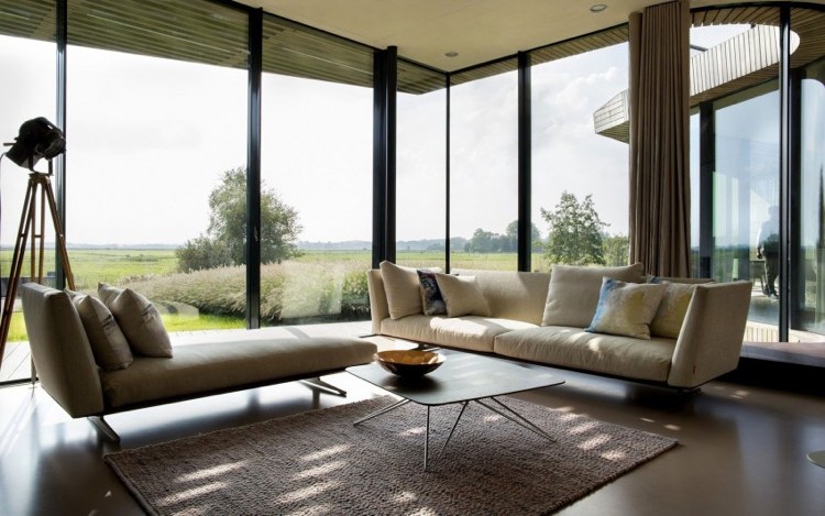 intelligent-levande-modern-energieffektiv-vardagsrum-glas-vägg-soffa-beige