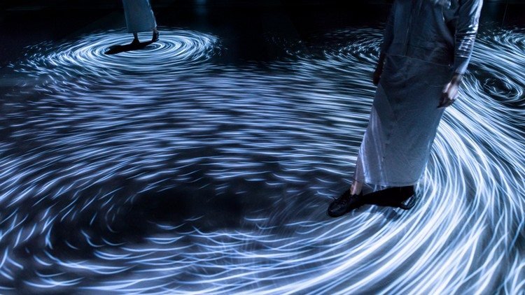 konstinstallation teamlab interaktivt vattenvirvelljus
