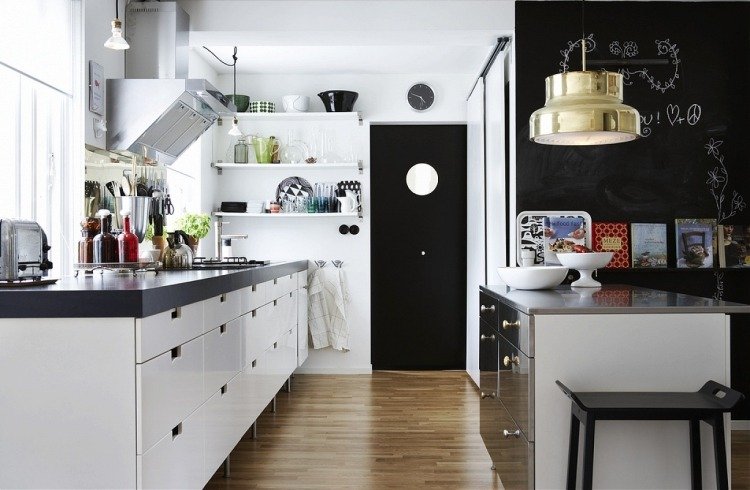 kök-vägg-design-idéer-modern-svart-och-vit-bräda-krita-skrift