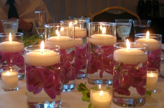 glas ljus simma blommor vatten bord dekorationer
