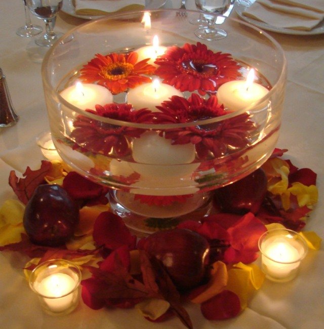 idéer dekoration flytande ljus blommor romantik DIY