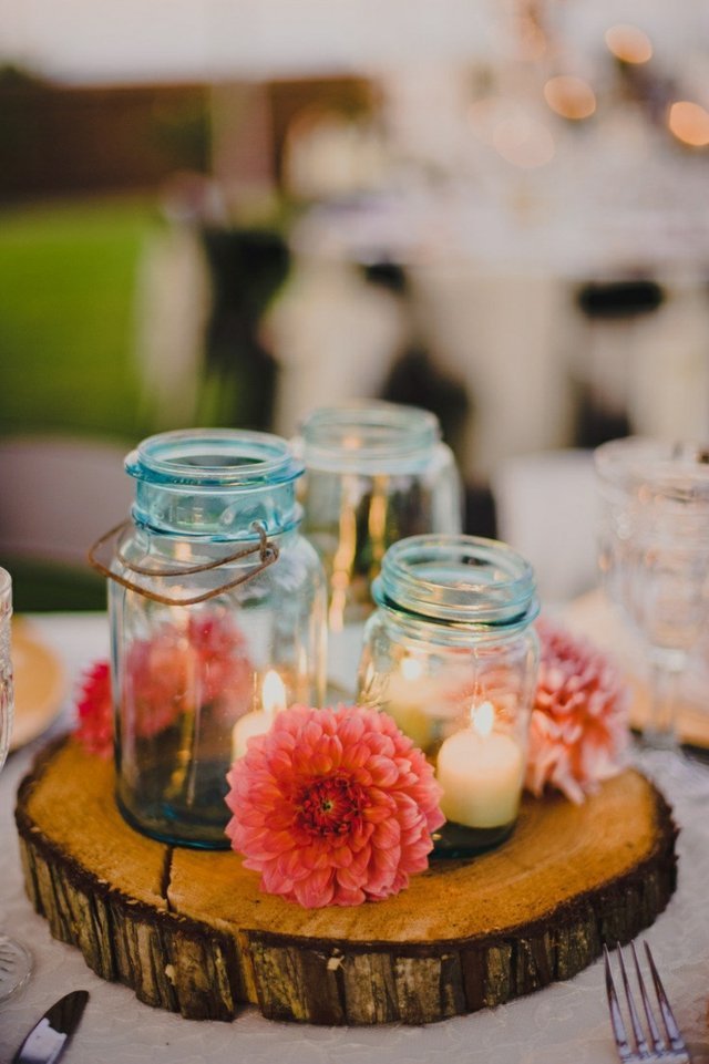 bordsdekoration rustika blommor ljus bröllop