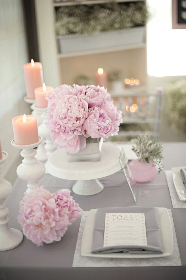 bordsdekoration som bröllop dekoration rosa pioner ljus känsliga rätter