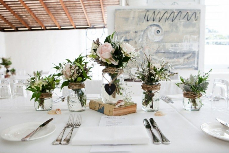 bordsdekoration som ett bröllop dekoration strand stil vintage blomsterarrangemang