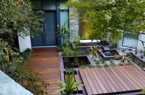 minimalistisk design i den moderna trädgården