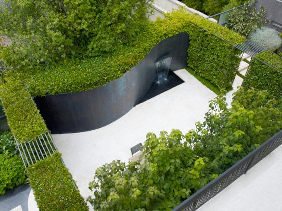 Trämöbler i trädgården - minimalistisk design