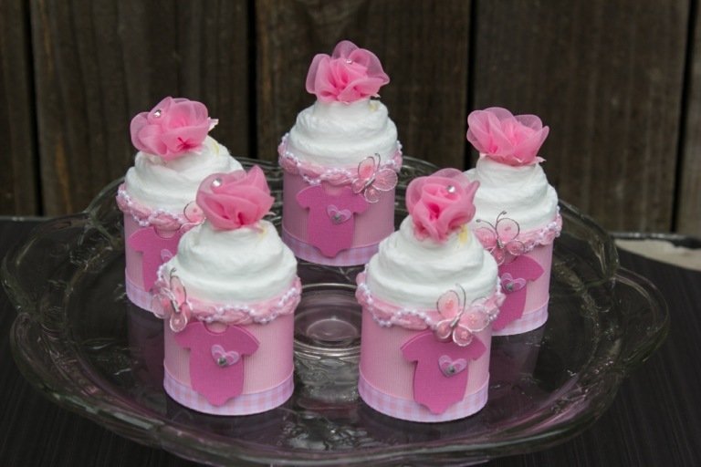 Muffins som en DIY blöjgåva till tjejer i rosa