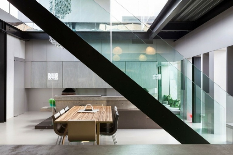 interiör betong aluminium golv grå stolar matbord industriell