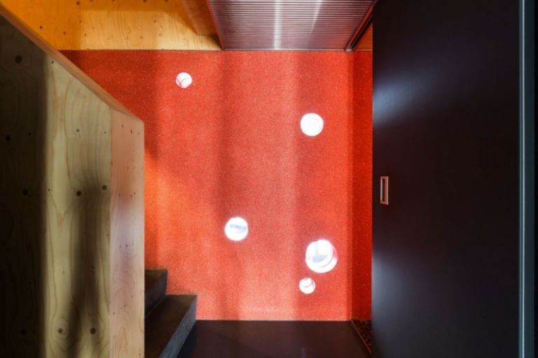 interiör betong aluminium trappor område röd accent vägg trä räcke