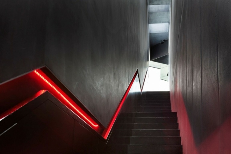 invändig betong aluminium inbyggd räcktrappa red light girland