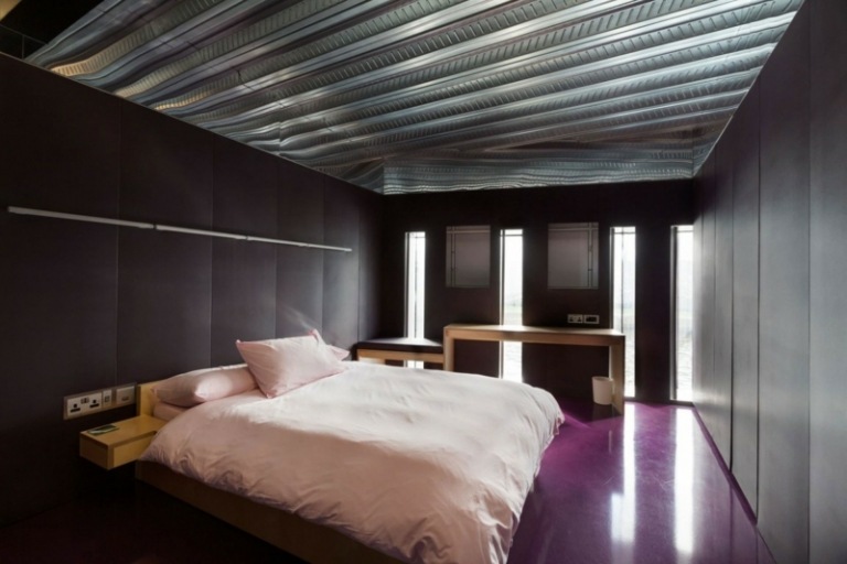 interiör betong aluminium sovrum mörka färger lila golv glans smala fönster