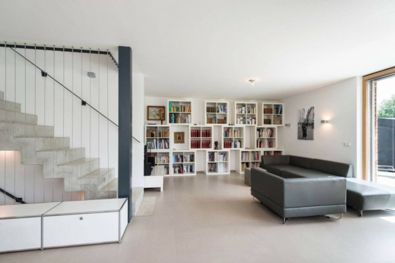 interiör av trä och betong trappor grå soffa läder hylla vit