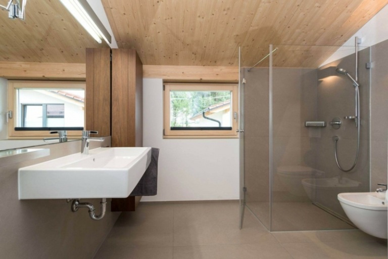 interiör trä betongplattor sluttande glas dusch stort skåp handfat