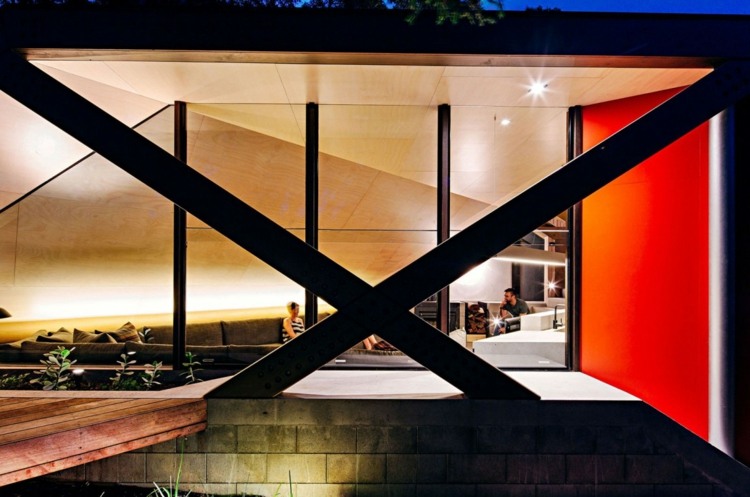 utomhus design trä balkar rött fönster bungalow betong