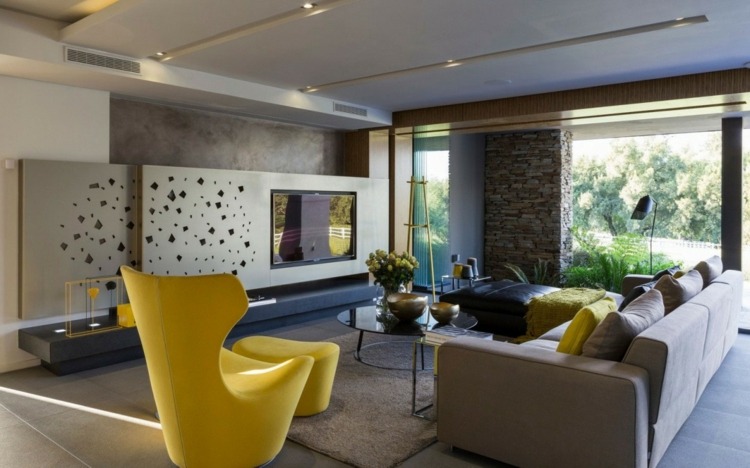 interiör av naturmaterial modern inredning fåtölj gul soffa grå