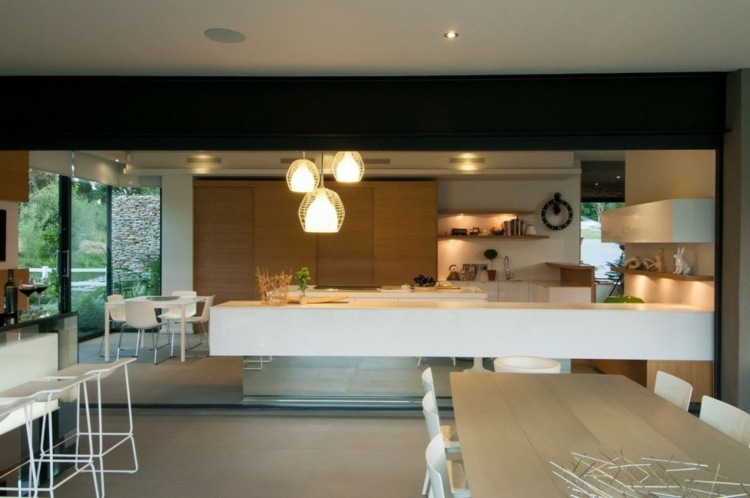 hus naturmaterial stål design vitt kök matbord