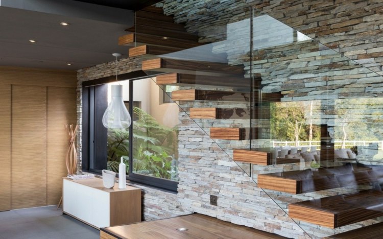 hus bostadsstruktur naturmaterial trappor trä stenvägg flytande glas