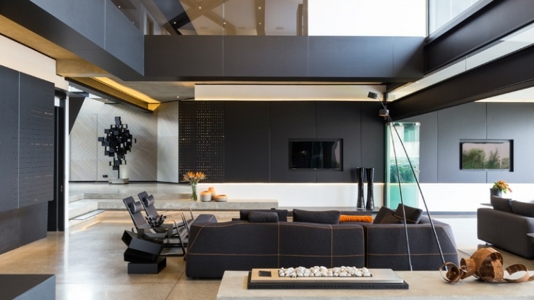 interiör betonggolv vardagsrumsmöbler vita accenter tv