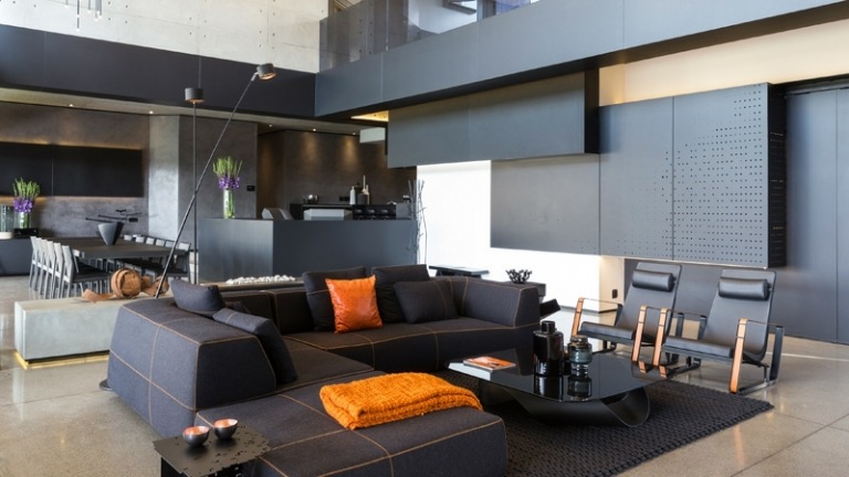 interiör golv betong svart soffa orange accent stolar matta