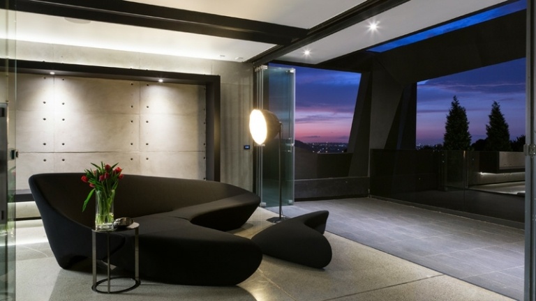 interiör golv betongvägg design grå svart lounge soffpall modern